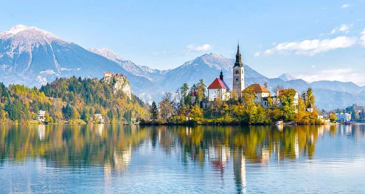 De iconische kerk op Bled Island ligt midden in een spiegelglad meer, omgeven door alpiene bergen.