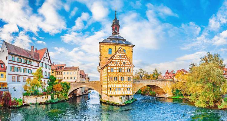 Vista pintoresca del Ayuntamiento antiguo de Bamberg encaramado en un puente sobre un río que fluye.