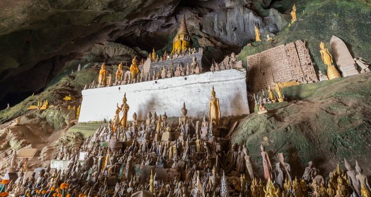 Hunderte kleine Buddha-Statuen bevölkern den dramatischen Pak-Ou-Höhlenschrein, der von natürlichem Licht erleuchtet wird.
