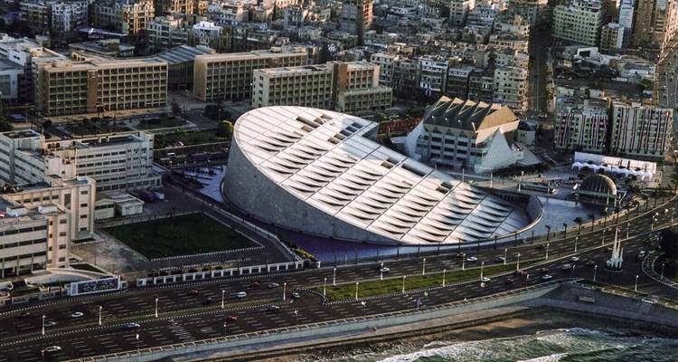 Vista aérea de la moderna Bibliotheca Alexandrina circular a lo largo de la costa mediterránea de Alejandría.