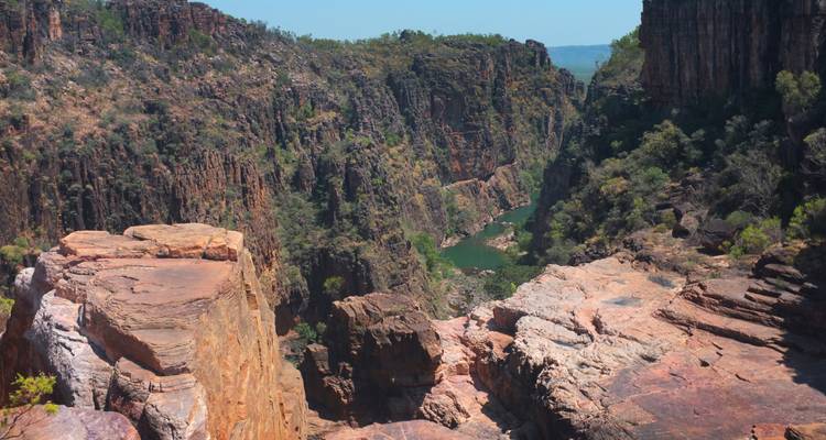 Diepe zandstenen kloof van Nitmiluk National Park met groene rivier ver beneden
