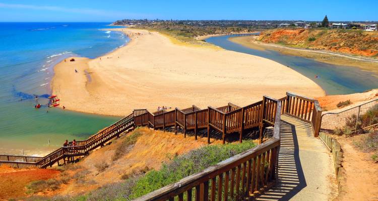 Houten trap naar zandige riviermonding en surfstrand bij Adelaide