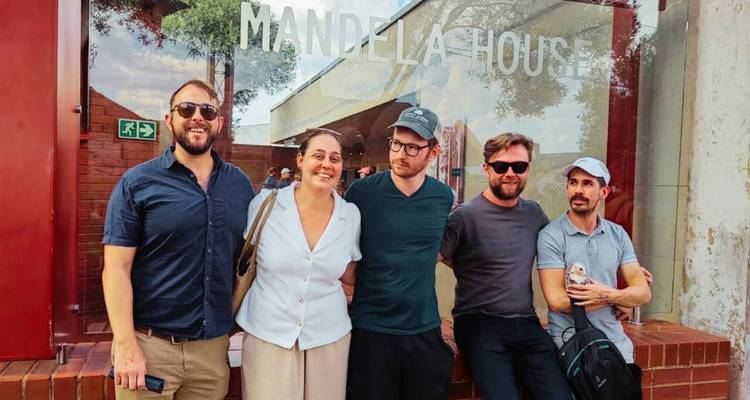 Groupe de voyageurs posant à l'entrée du musée Mandela House à Soweto
