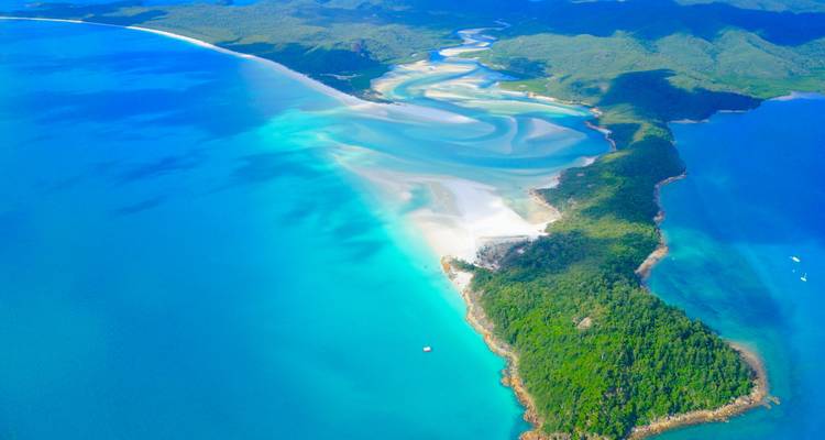 Tourbillon spectaculaire de bancs de sable blanc et d'eaux peu profondes turquoise à Hill Inlet aux Whitsundays.