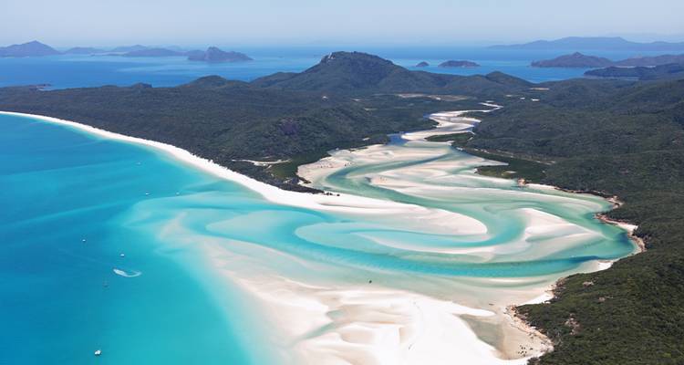 Vue aérienne spectaculaire du sable blanc tourbillonnant et de l'eau turquoise de la plage de Whitehaven