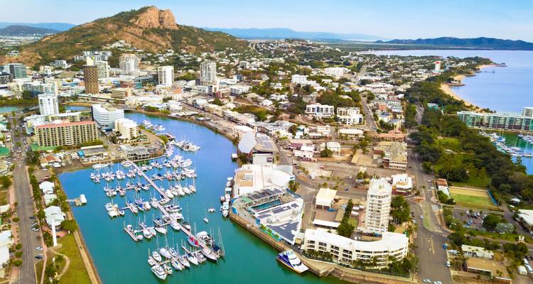 Vue aérienne de la marina de Townsville, de la ligne d'horizon de la ville et de Castle Hill sous un ciel dégagé