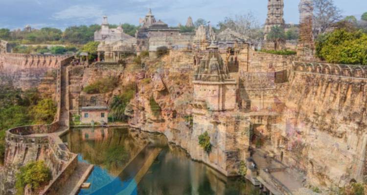 Wazig overdag foto van de uitgebreide muren en tempels van Chittorgarh Fort.