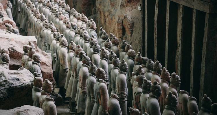 Rijen van de Terracotta Leger soldaten die in de uitgegraven put staan.