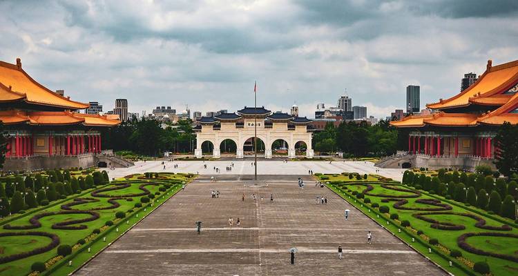 Großer Platz der Chiang Kai-shek Gedächtnishalle mit umgebenden traditionellen Hallen und Taipeh Skyline.