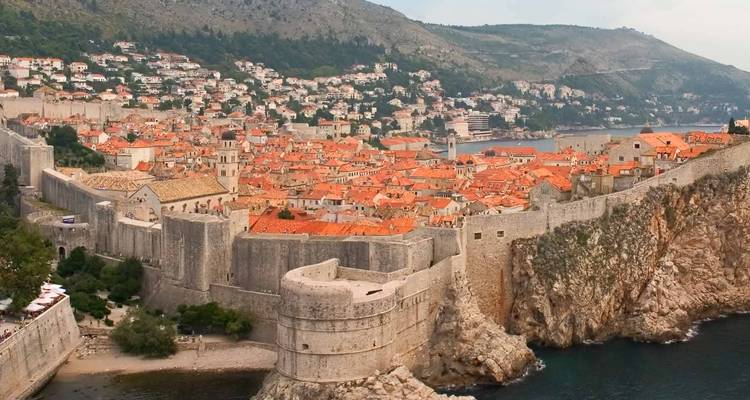Vue panoramique sur les remparts de la vieille ville de Dubrovnik et les toits orange à côté de la mer