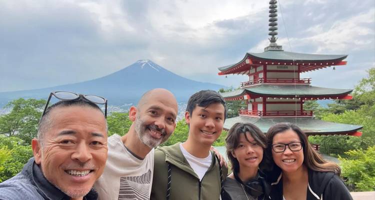 Gruppenselfie vor der Chureito-Pagode mit schneebedecktem Berg Fuji im Hintergrund.