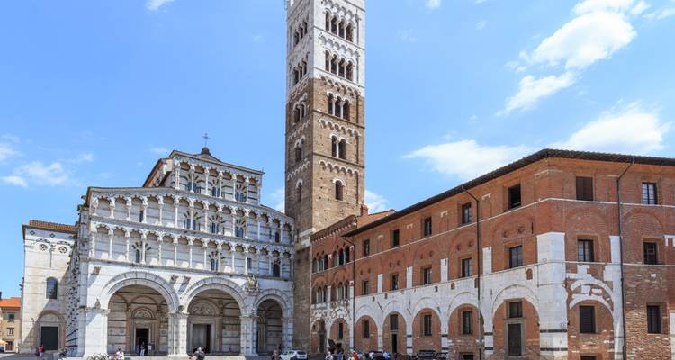 La Cathédrale San Martino de Lucques et son haut campanile se dressent contre un ciel bleu éclatant de Toscane.