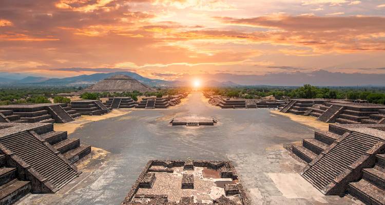 Sonnenaufgang über die Straße der Toten in Teotihuacan mit der Pyramide der Sonne in der Ferne.