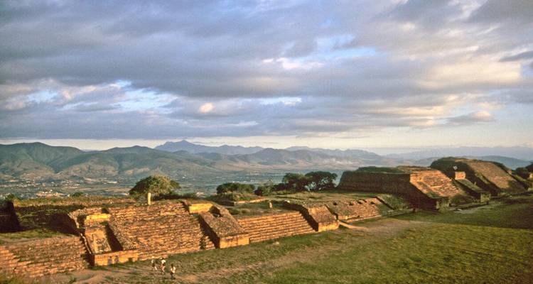 Alte Steinterrassen von Monte Albán mit Blick auf das Oaxaca-Tal unter dramatischem Himmel.