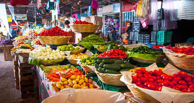 Lebhafter mexikanischer Marktstand mit frischem Obst und Gemüse in Hülle und Fülle und farbenfrohen Gemüsesorten.