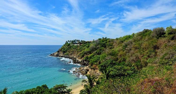 Abgelegene Bucht mit goldenem Sand und üppigem Landvorsprung am Pazifik in der Nähe von Puerto Escondido.