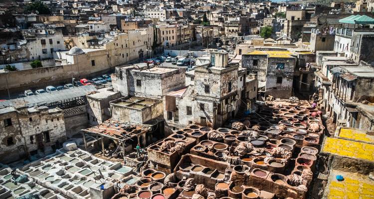 Vue panoramique sur la tannerie de cuir Chouara et les toits densément serrés de Fès.