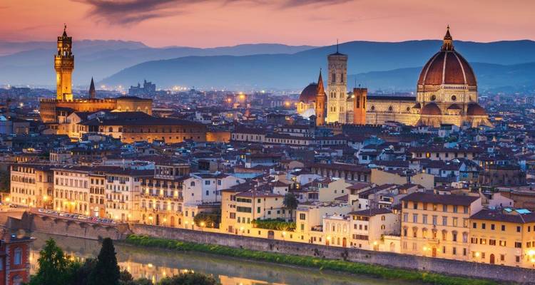 Sonnenuntergang-Panorama von Florenz mit dem Dom Santa Maria del Fiore und Stadtdächern mit Bergen in der Ferne.