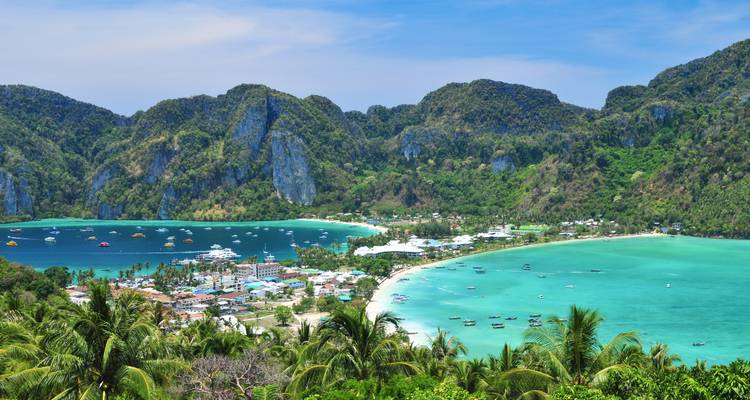 Point de vue surKo Phi Phi offrant une vue sur les deux baies turquoise, les falaises calcaires abruptes et le village bordé de palmiers.