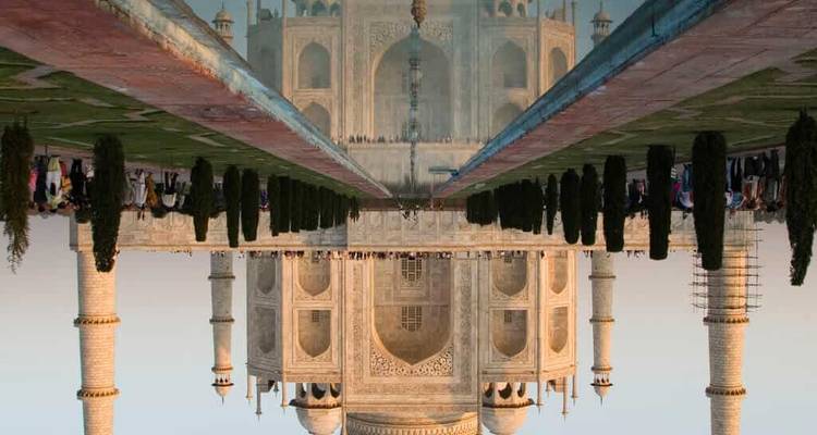 Künstlerische Spiegelaufnahme des Taj Mahal und seiner umliegenden Gärten, aufgenommen über dem zentralen Wasserbecken.