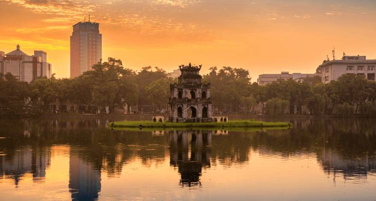 Der goldene Sonnenaufgang spiegelt sich im Hoan-Kiem-See wider, der den antiken Schildkrötenturm in Hanoi umgibt.