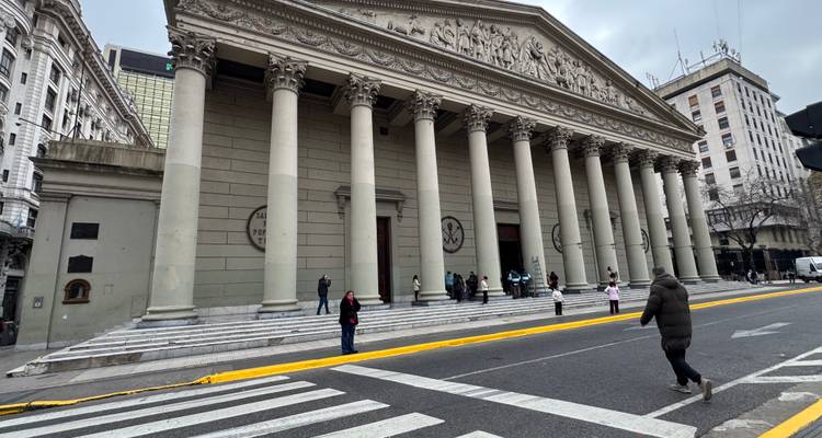 Neoclassicistische Metropolitaanse Kathedraal met imposante zuilen en bezoekers op de trappen.