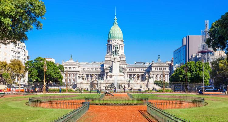 Het neoklassieke Argentijnse parlementsgebouw domineert een zonnig plein in Buenos Aires.
