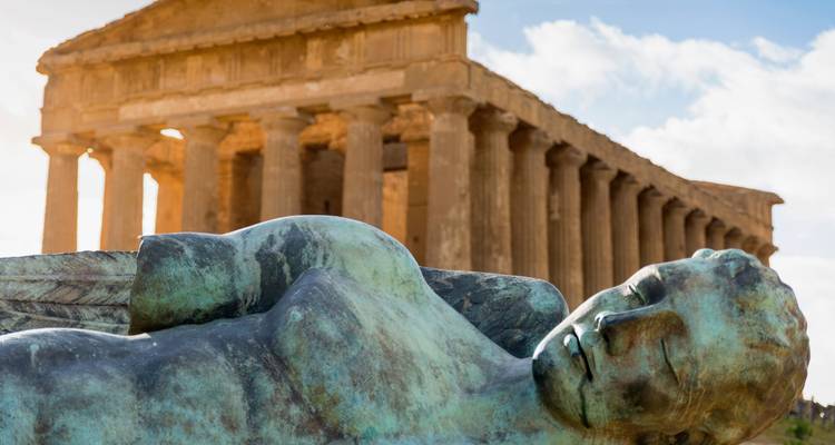 Bronzen gevallen Icarus-standbeeld voor de goed bewaarde Tempel van Concordia in Agrigento's Vallei der Tempels.
