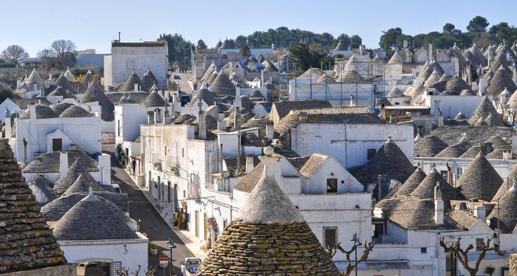 Panoramisch uitzicht over de unieke trulli-daken van Alberobello die dicht op elkaar in de stad staan.