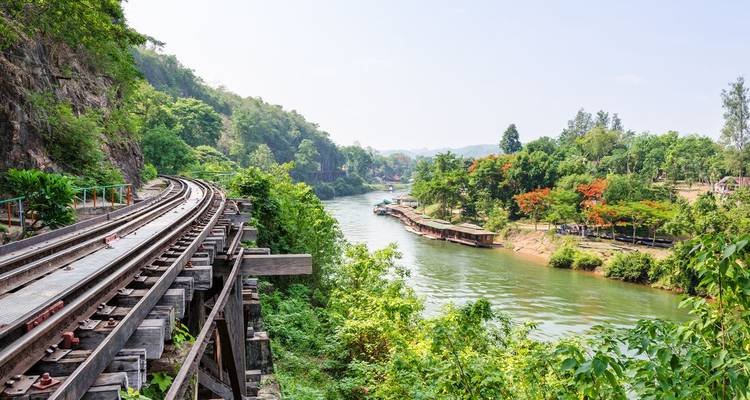 Historisch spoortraject dat langs een met jungle bedekte rivierkloof kronkelt.