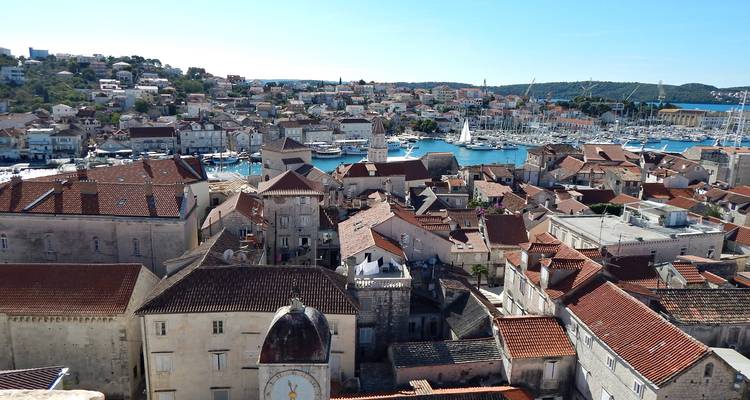 Dakterras met panoramisch uitzicht op de oude stad van Trogir en de jachthaven vol jachten en terracottadaken.