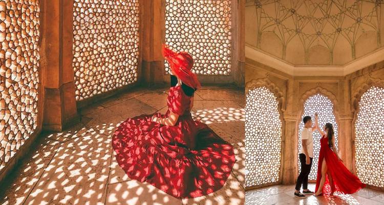 Des femmes élégantes vêtues de robes rouges fluides posent à l'intérieur de halls aux fenêtres en treillis ornées, avec une lumière à motifs se déversant sur le sol en grès.