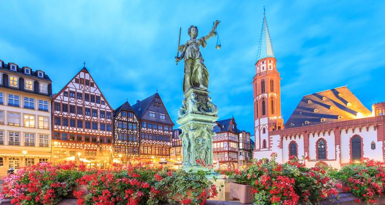 Gerechtigkeitsbrunnen mit Fachwerkhäusern und Kirchturmspitze auf Frankfurts Römerberg-Platz zur blauen Stunde