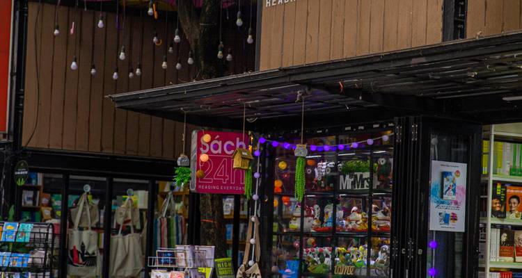 Vitrinas coloridas y exhibiciones de libros en la popular Calle de Libros de Saigón con bombillas colgantes.