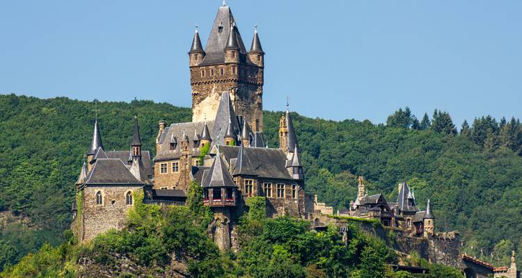 Le château de Reichsburg, digne d'un conte de fées, perché sur une colline boisée dominant la vallée de la Moselle.