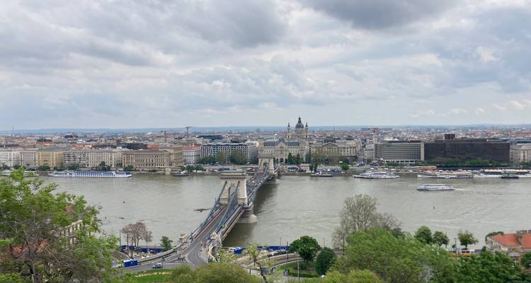 Verhoogd uitzicht op de Donau met de Kettingbrug en de skyline van Boedapest die zich in de verte uitstrekt