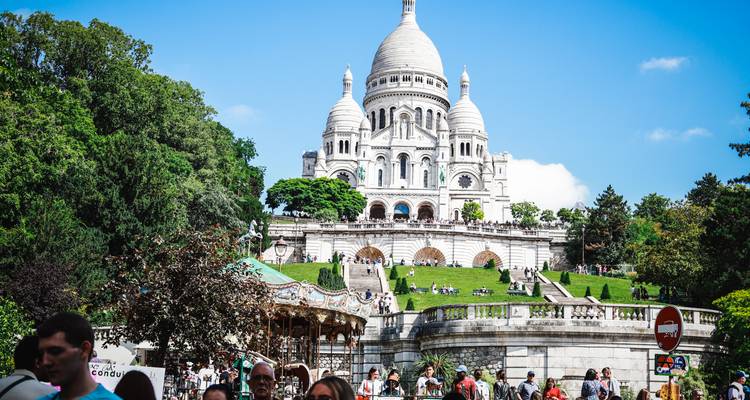 Des foules se sont rassemblées sur les pelouses menant aux dômes blancs frappants de la Basilique du Sacré-Cœur par une journée dégagée.