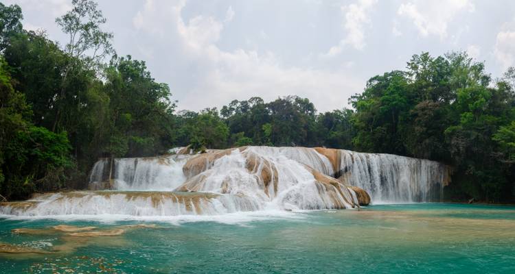 Brede turquoise waterval van Agua Azul die door weelderig groene regenwoud stroomt