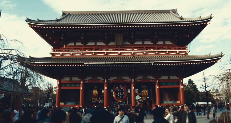 Menigtes verzamelen zich voor de indrukwekkende rode poort van de Senso-ji tempel in Tokio's Asakusa-wijk.