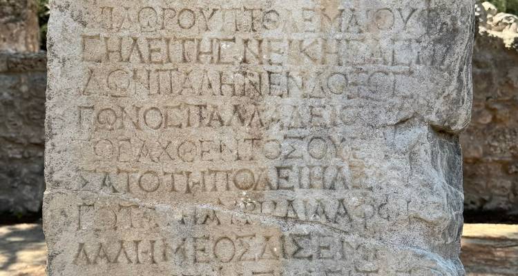 Dalle de pierre ancienne avec des inscriptions grecques sur un site archéologique