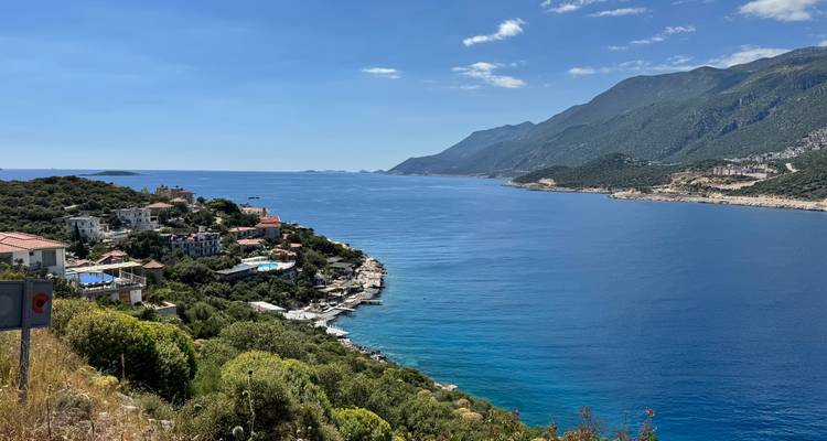 Long stretch of Mediterranean coastline with villages and mountains in clear weather

Longue étendue de littoral méditerranéen avec villages et montagnes par temps dégagé
