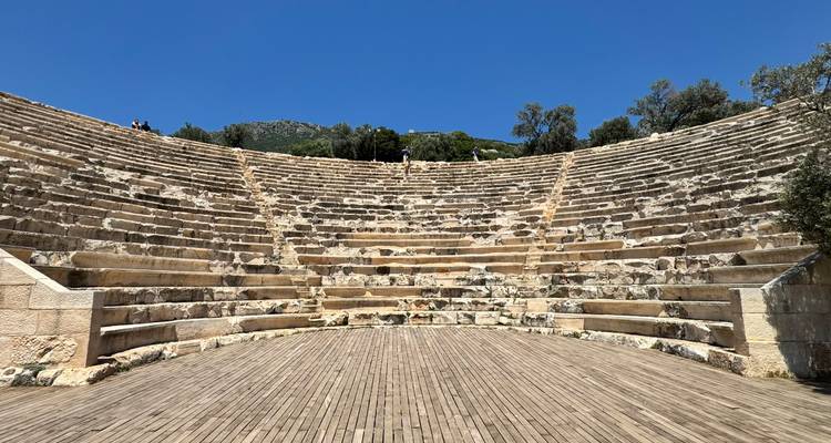 Les marches de l'ancien amphithéâtre de pierre sous un ciel bleu éclatant