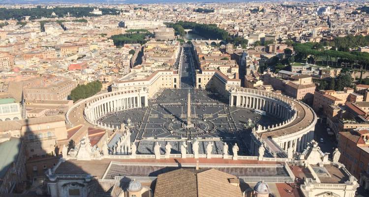 Vue aérienne de la Place Saint-Pierre et du Vatican entourés par le paysage urbain de Rome