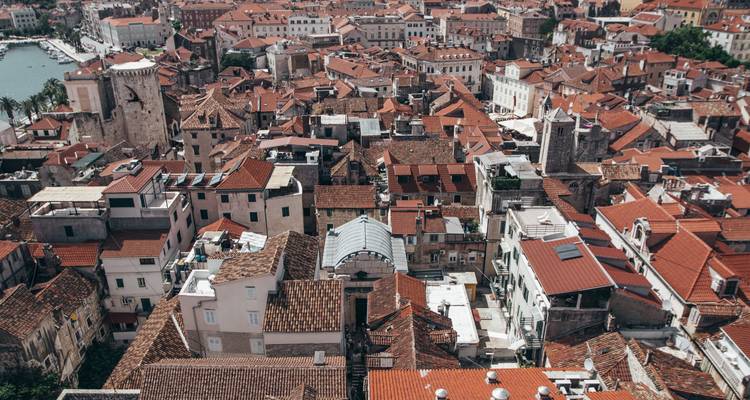 Mosaico denso de tejados de tejas rojas en el Casco Antiguo de Split visto desde arriba.