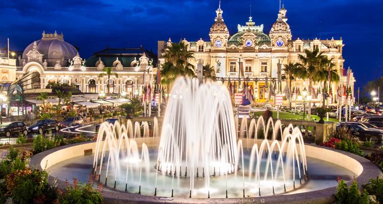 Fontaine illuminée devant le somptueux Casino de Monte-Carlo à l'heure bleue.