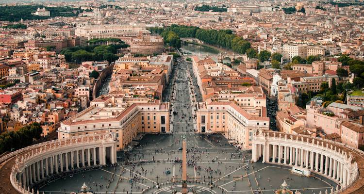 Luchtfoto van Sint-Pietersplein en Vaticaanstad uitstrekkend naar het hart van Rome