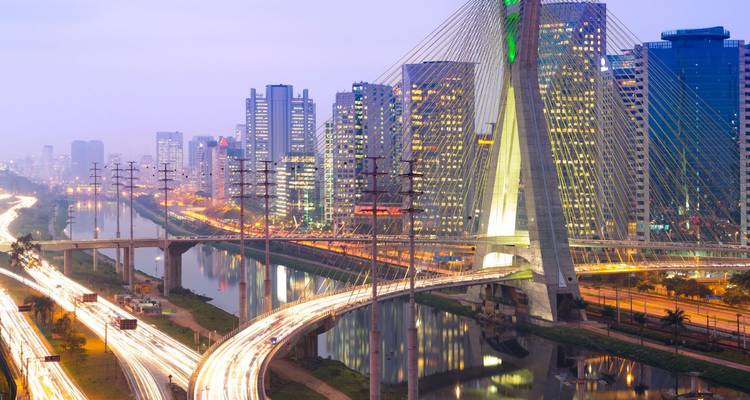 Paisaje urbano nocturno del puente Octávio Frias de Oliveira iluminado y el horizonte de São Paulo
