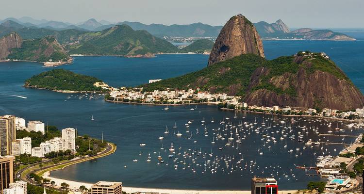 Luchtfoto van de baai van Guanabara met de Suikerbroodberg en honderden boten afgemeerd in de jachthaven, Rio de Janeiro.