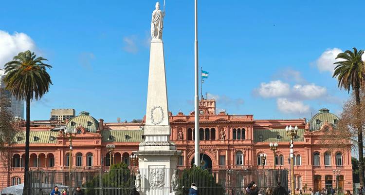 Casa Rosada en Plaza de Mayo-obelisk met bezoekers die wandelen en ontspannen op een zonnige dag in Buenos Aires.