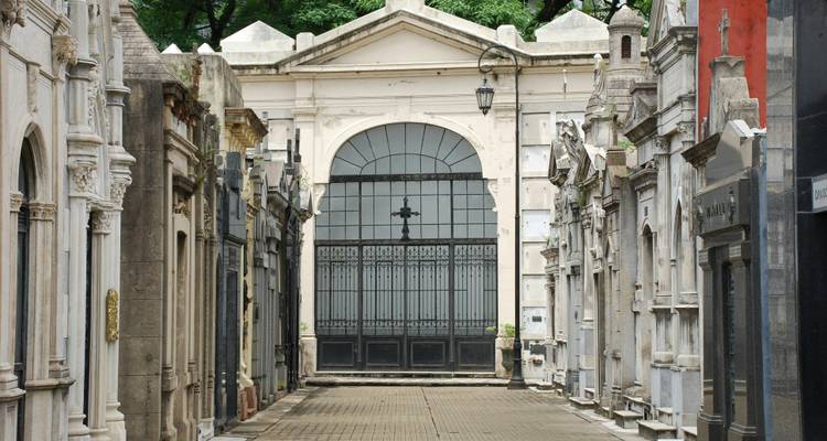 Smalle steegjes met sierlijke mausolea en marmeren grafkelders in de Recoleta Begraafplaats.